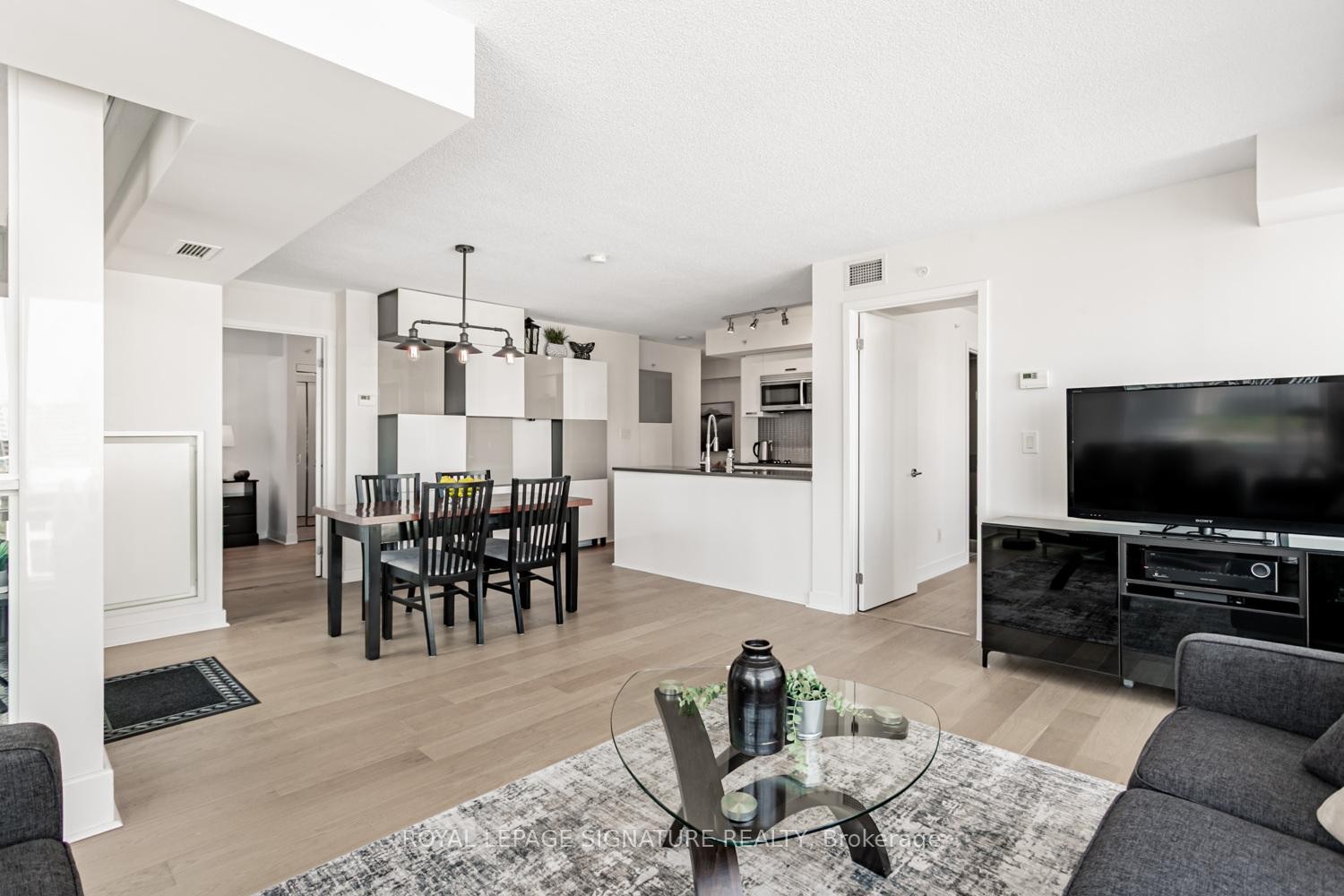 1804-295 Adelaide Street W, Toronto, ON - Indoor Photo Showing Living Room