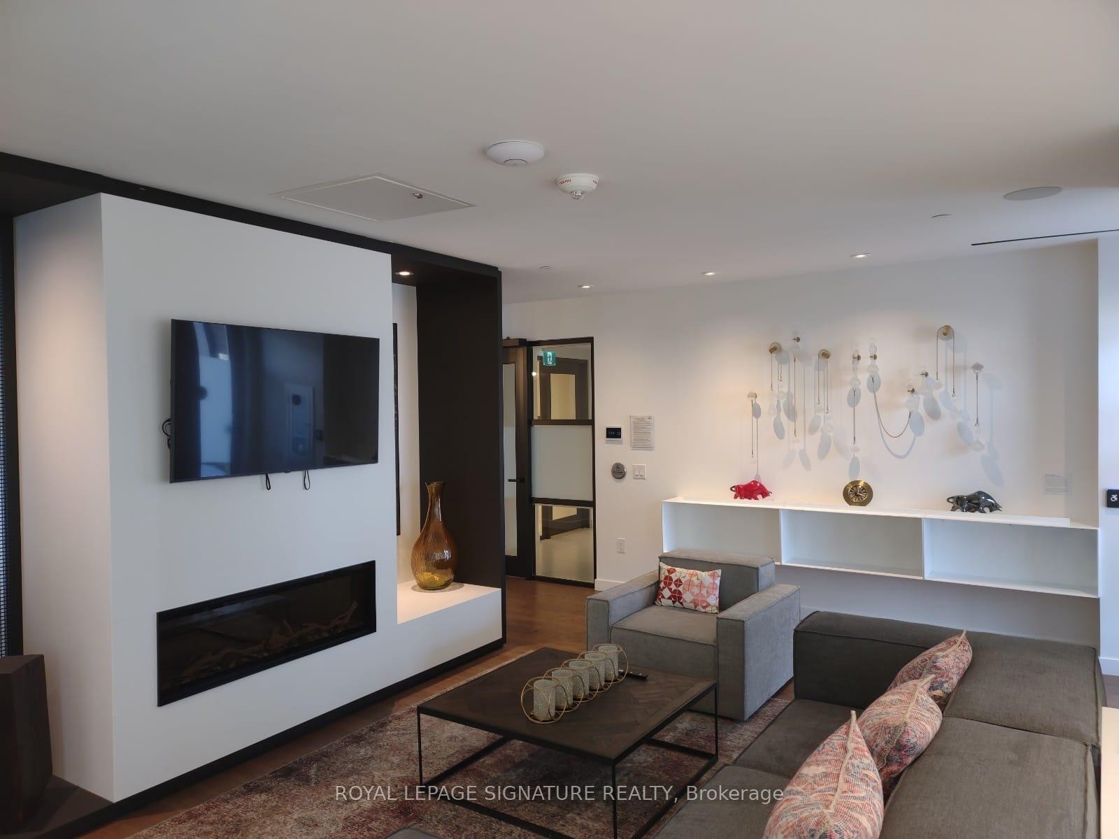 1509-15 Lower Jarvis Street, Toronto, ON - Indoor Photo Showing Living Room With Fireplace