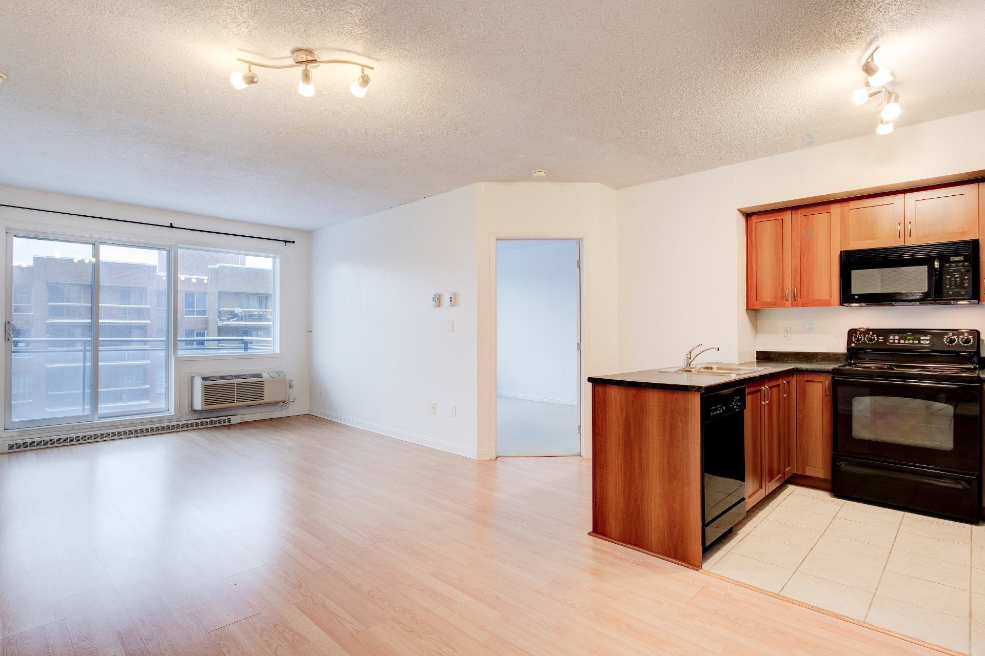 Salle à manger - 708-651 Rue De La Montagne, Montréal (Ville-Marie), QC - Indoor Photo Showing Kitchen With Double Sink