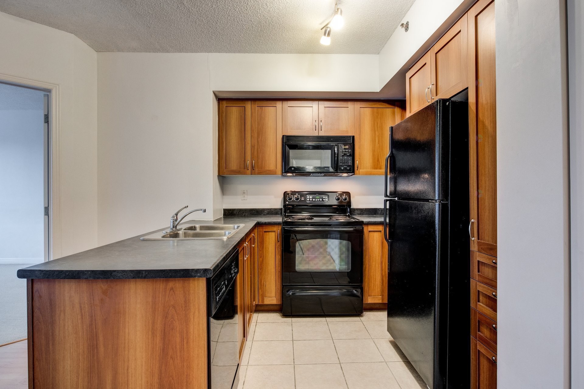 Cuisine - 708-651 Rue De La Montagne, Montréal (Ville-Marie), QC - Indoor Photo Showing Kitchen With Double Sink