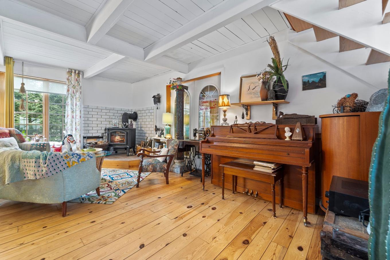 Salon - 1595 Ch. Du Lac-Des-Becs-Scie O., Saint-Sauveur, QC - Indoor With Fireplace