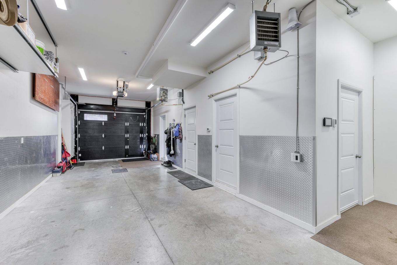 Garage - 1883 Rue Honoré-Beaugrand, Montréal (Mercier/Hochelaga-Maisonneuve), QC - Indoor Photo Showing Garage