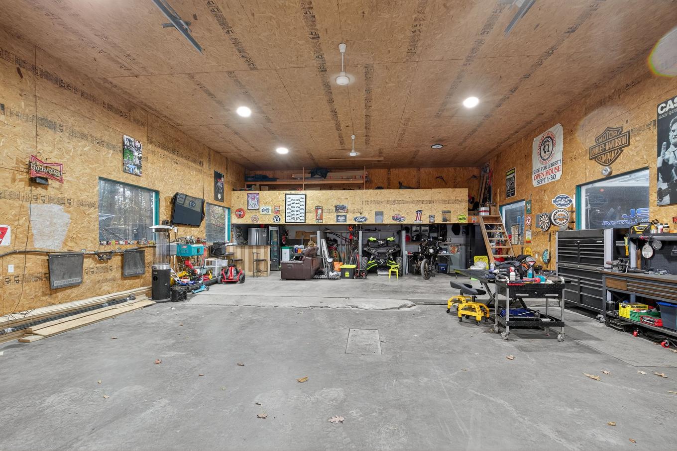 Garage - 21 Ch. Guindon, Lochaber-Partie-Ouest, QC - Indoor Photo Showing Garage