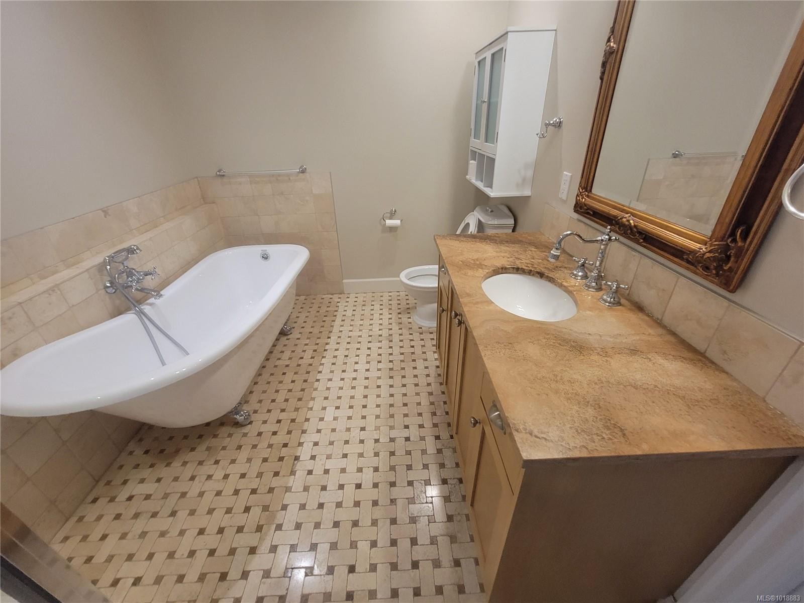 205-2006 Troon Crt, Langford, BC - Indoor Photo Showing Bathroom