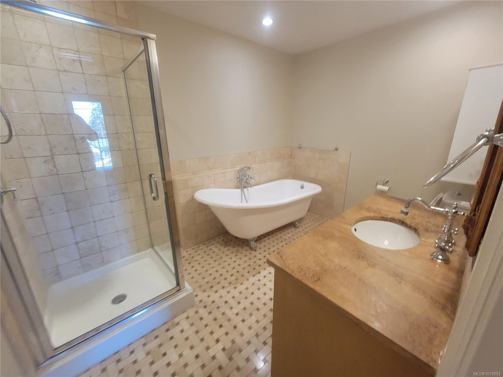 205-2006 Troon Crt, Langford, BC - Indoor Photo Showing Bathroom