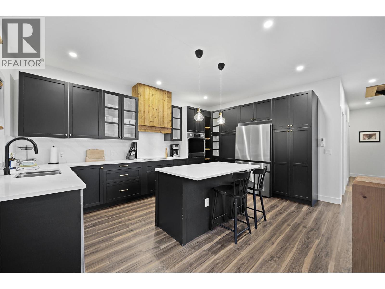 1614 Lower Lakeview Lane, Invermere, BC - Indoor Photo Showing Kitchen With Upgraded Kitchen