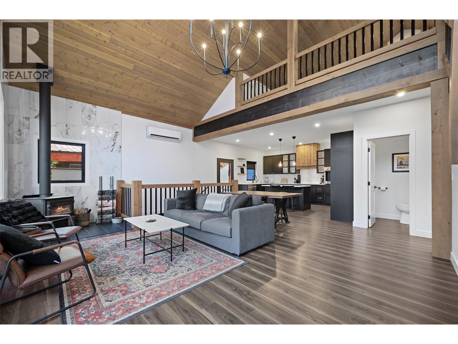 1614 Lower Lakeview Lane, Invermere, BC - Indoor Photo Showing Living Room