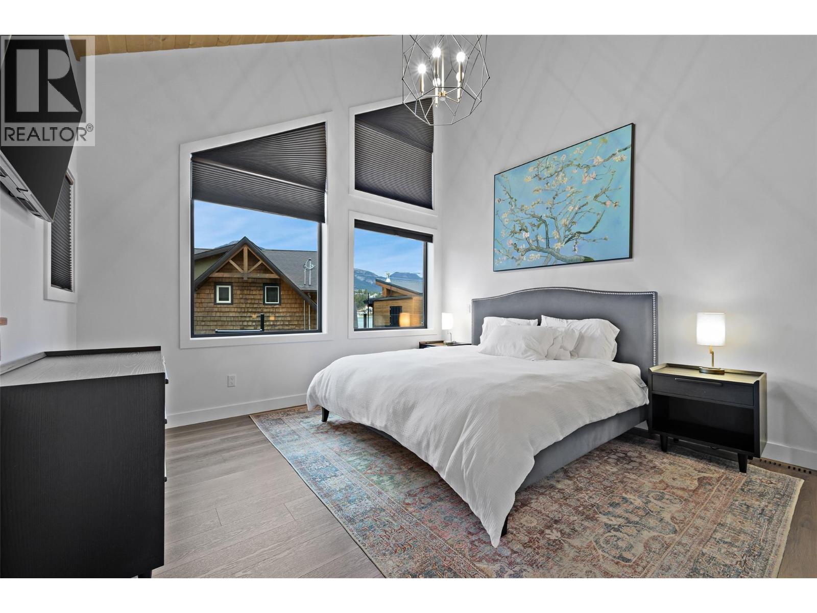 1614 Lower Lakeview Lane, Invermere, BC - Indoor Photo Showing Bedroom