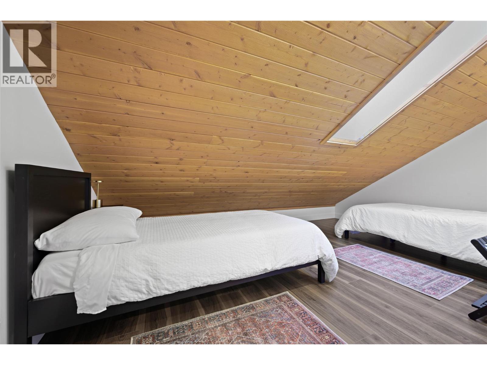 1614 Lower Lakeview Lane, Invermere, BC - Indoor Photo Showing Bedroom