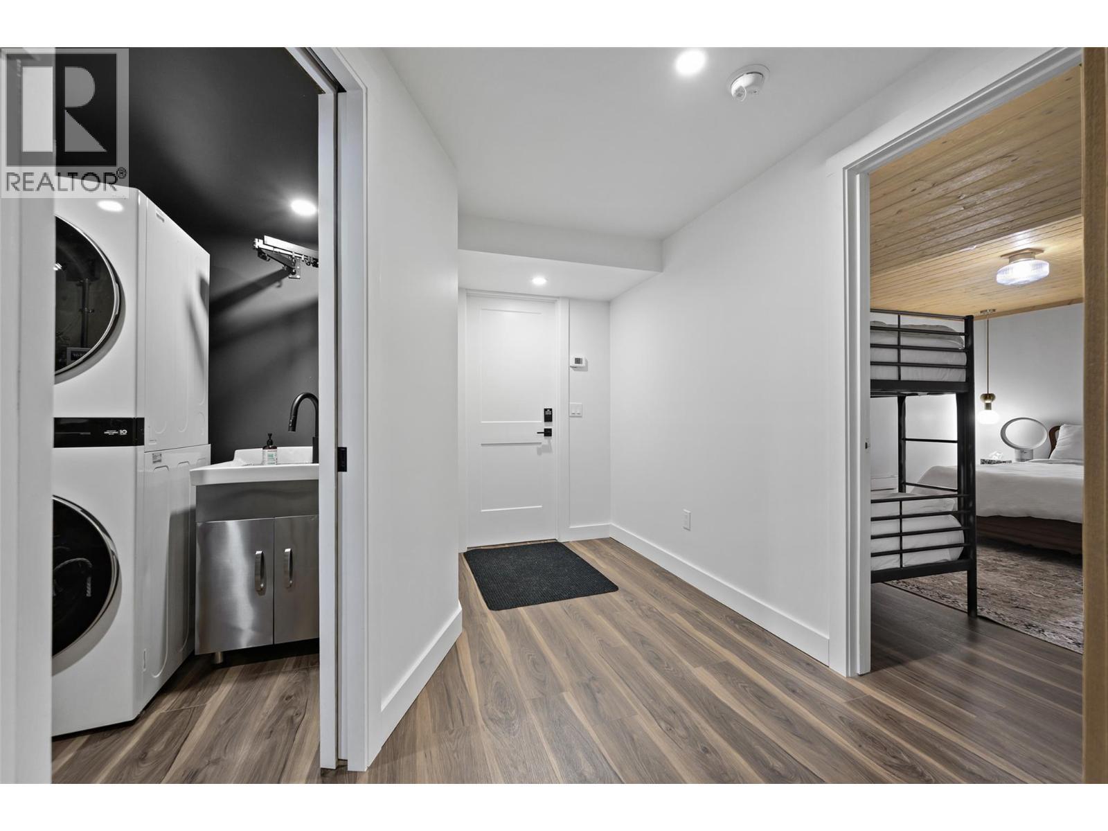 1614 Lower Lakeview Lane, Invermere, BC - Indoor Photo Showing Laundry Room