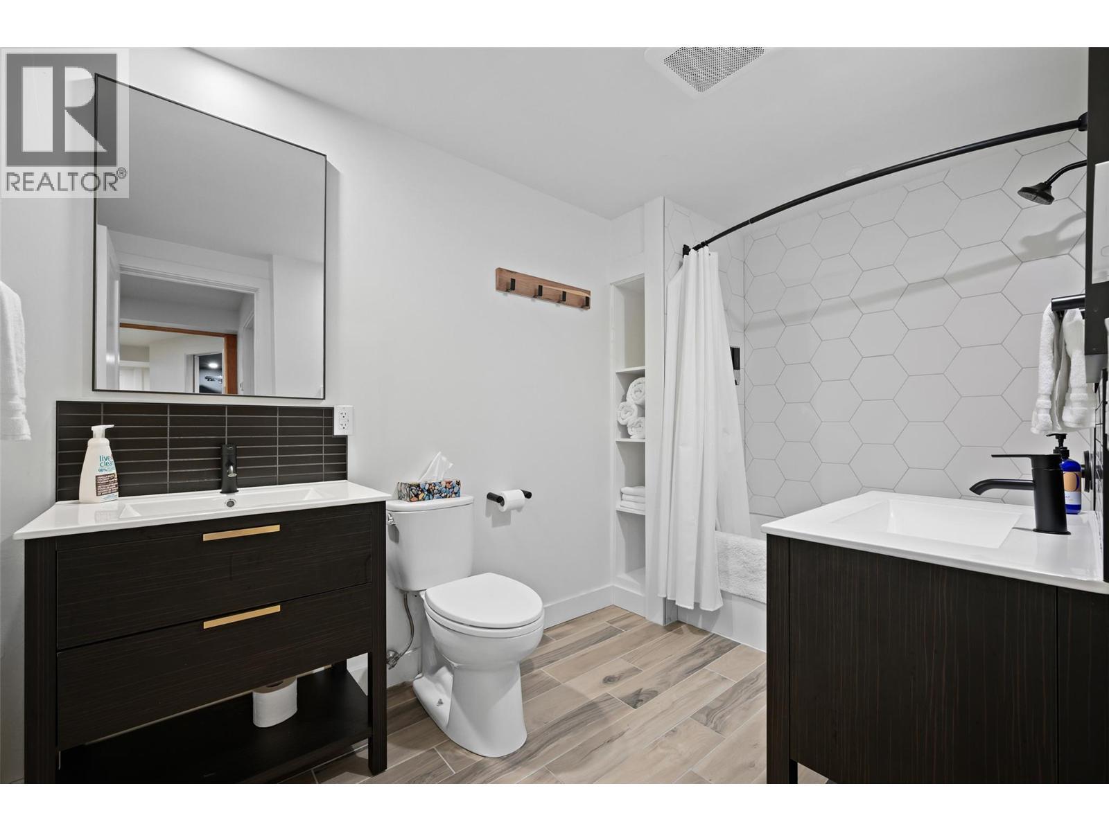 1614 Lower Lakeview Lane, Invermere, BC - Indoor Photo Showing Bathroom