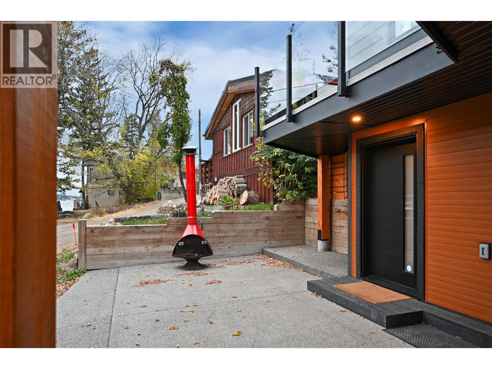 1614 Lower Lakeview Lane, Invermere, BC - Outdoor With Exterior