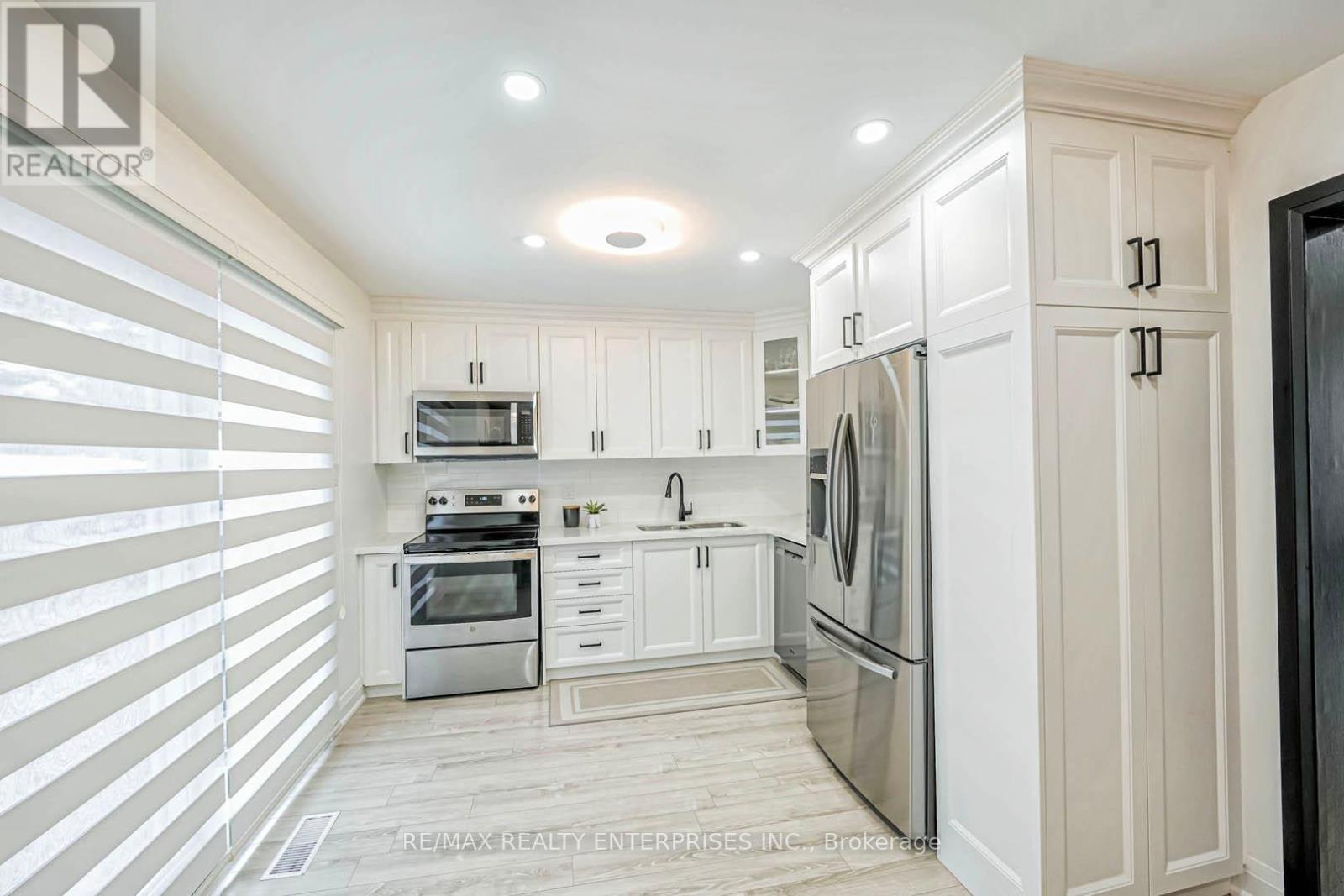 37 - 6679 Shelter Bay Road, Mississauga, ON - Indoor Photo Showing Kitchen With Double Sink With Upgraded Kitchen