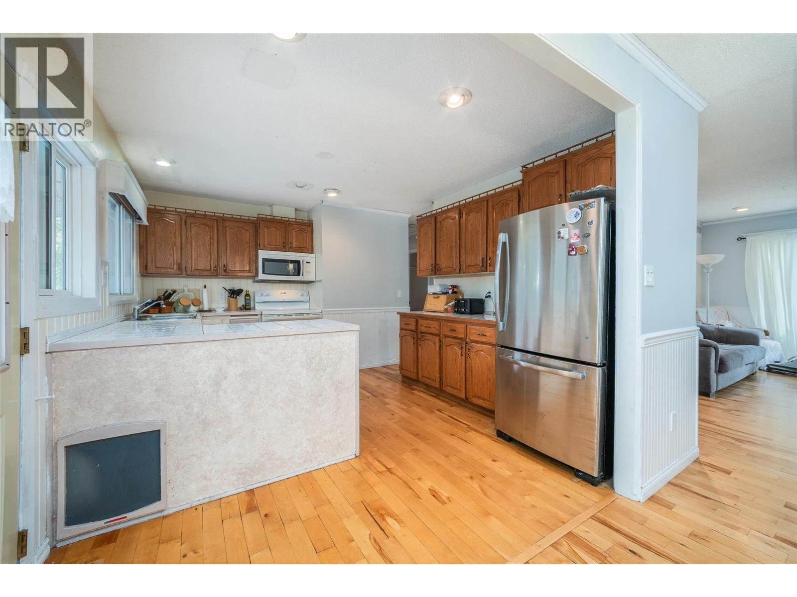 1012 33 Avenue, Vernon, BC - Indoor Photo Showing Kitchen