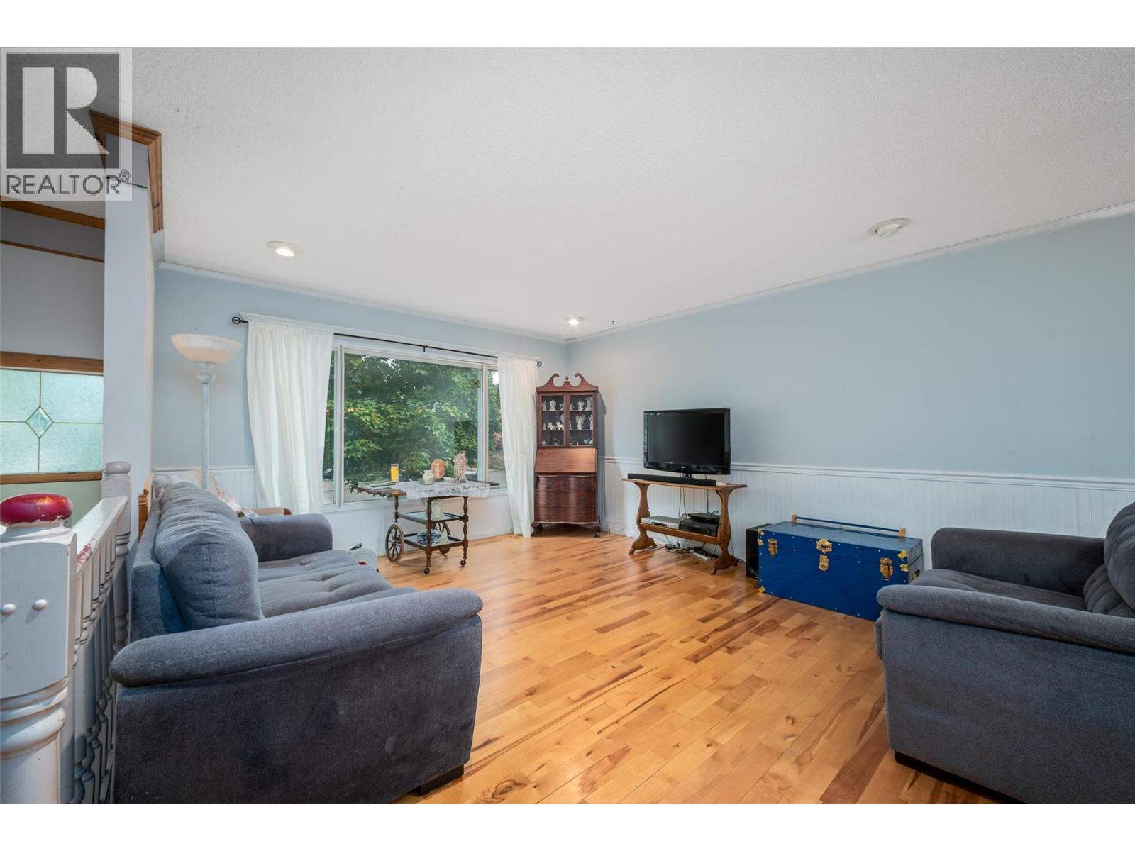 1012 33 Avenue, Vernon, BC - Indoor Photo Showing Living Room