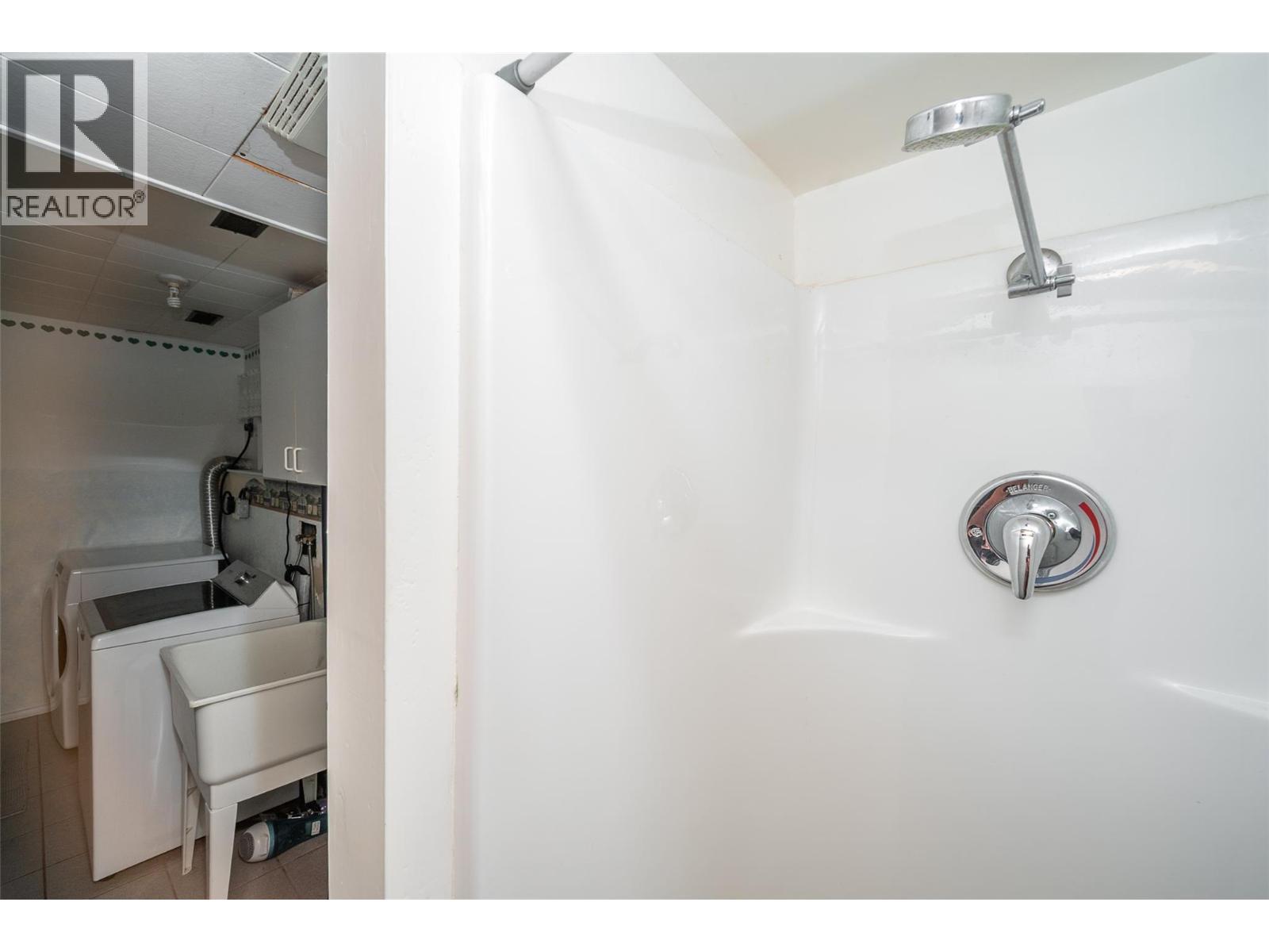 1012 33 Avenue, Vernon, BC - Indoor