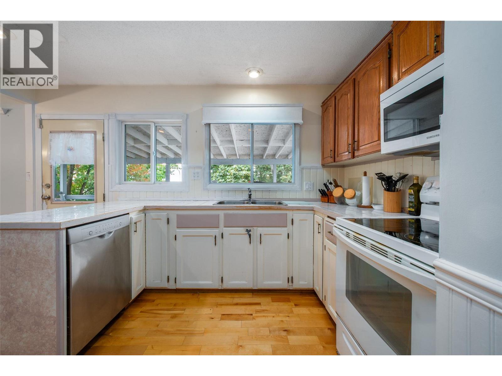 1012 33 Avenue, Vernon, BC - Indoor Photo Showing Kitchen With Double Sink