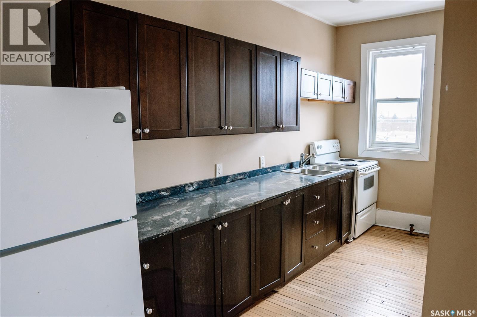 1174 Albert Street, Regina, SK - Indoor Photo Showing Kitchen With Double Sink