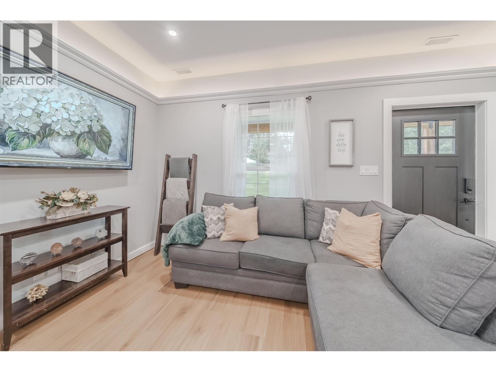 4908 Kitwanga Drive, 108 Mile Ranch, BC - Indoor Photo Showing Living Room
