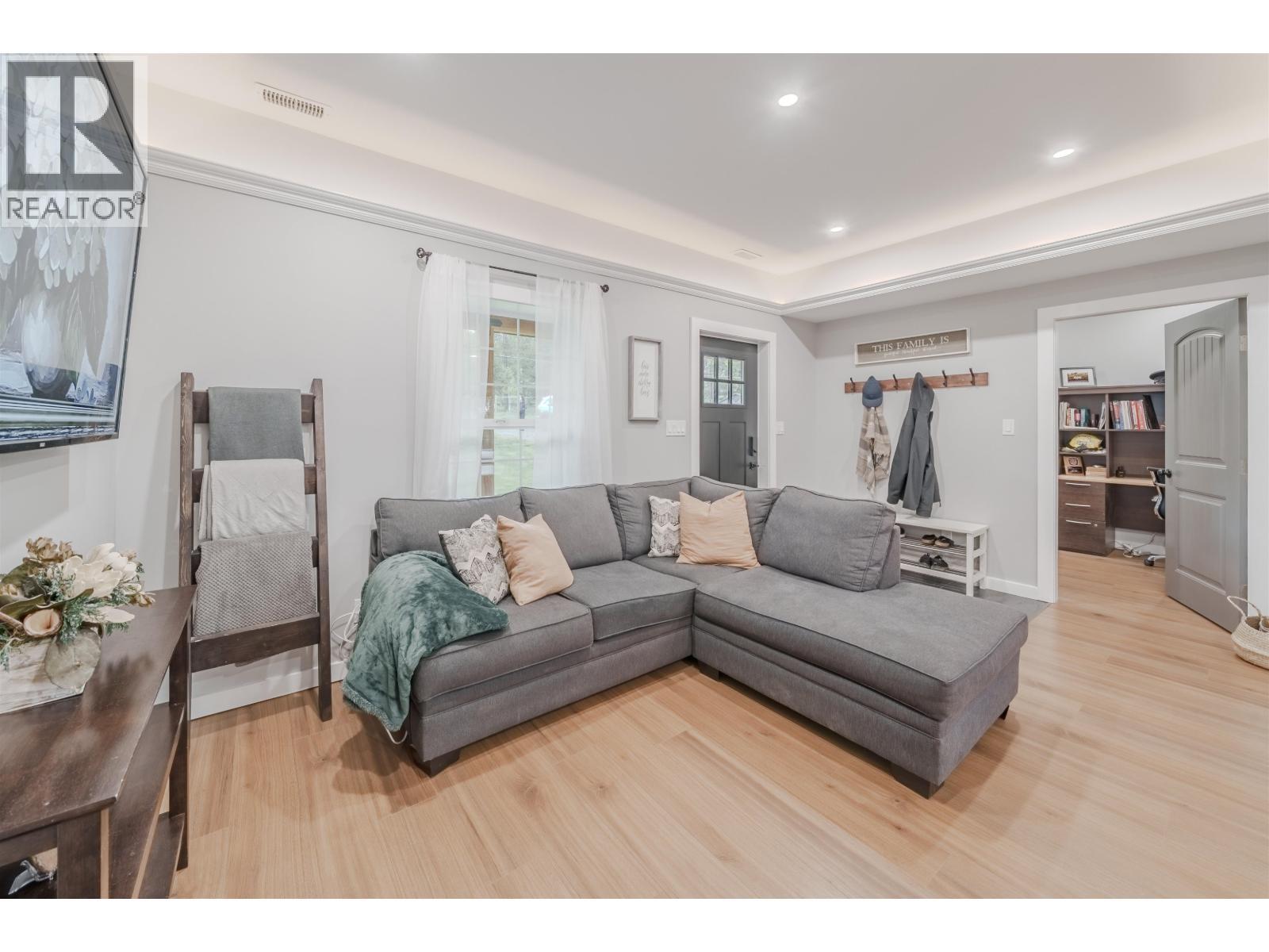 4908 Kitwanga Drive, 108 Mile Ranch, BC - Indoor Photo Showing Living Room