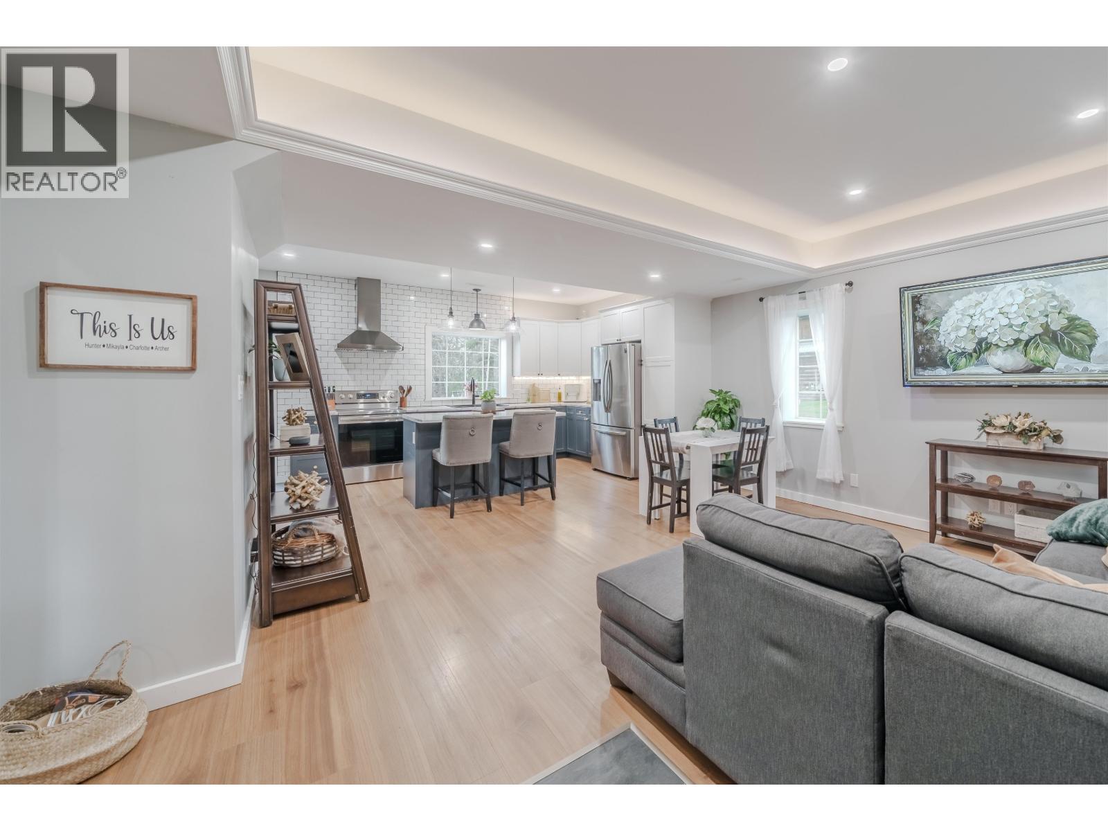 4908 Kitwanga Drive, 108 Mile Ranch, BC - Indoor Photo Showing Living Room