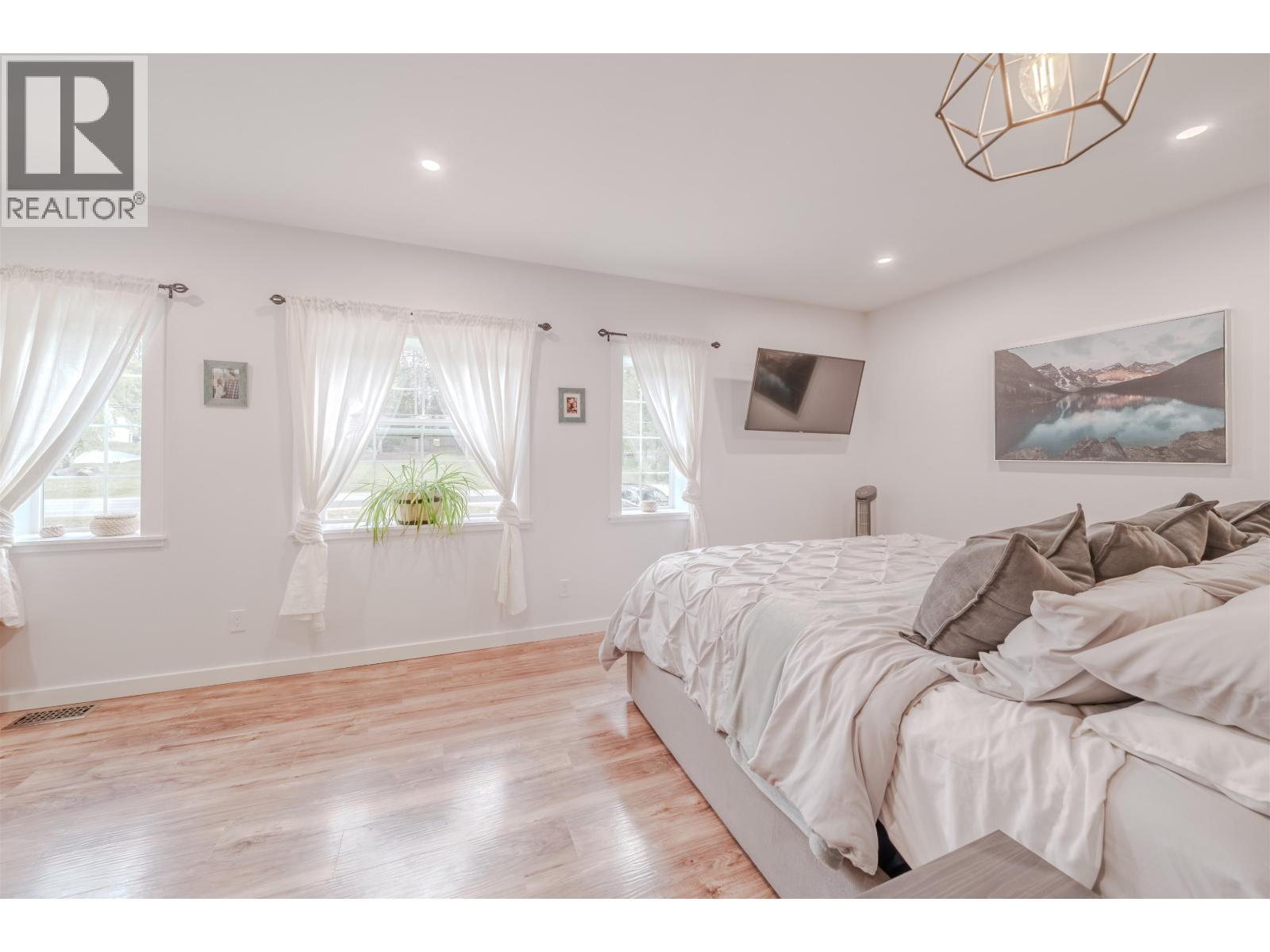 4908 Kitwanga Drive, 108 Mile Ranch, BC - Indoor Photo Showing Bedroom