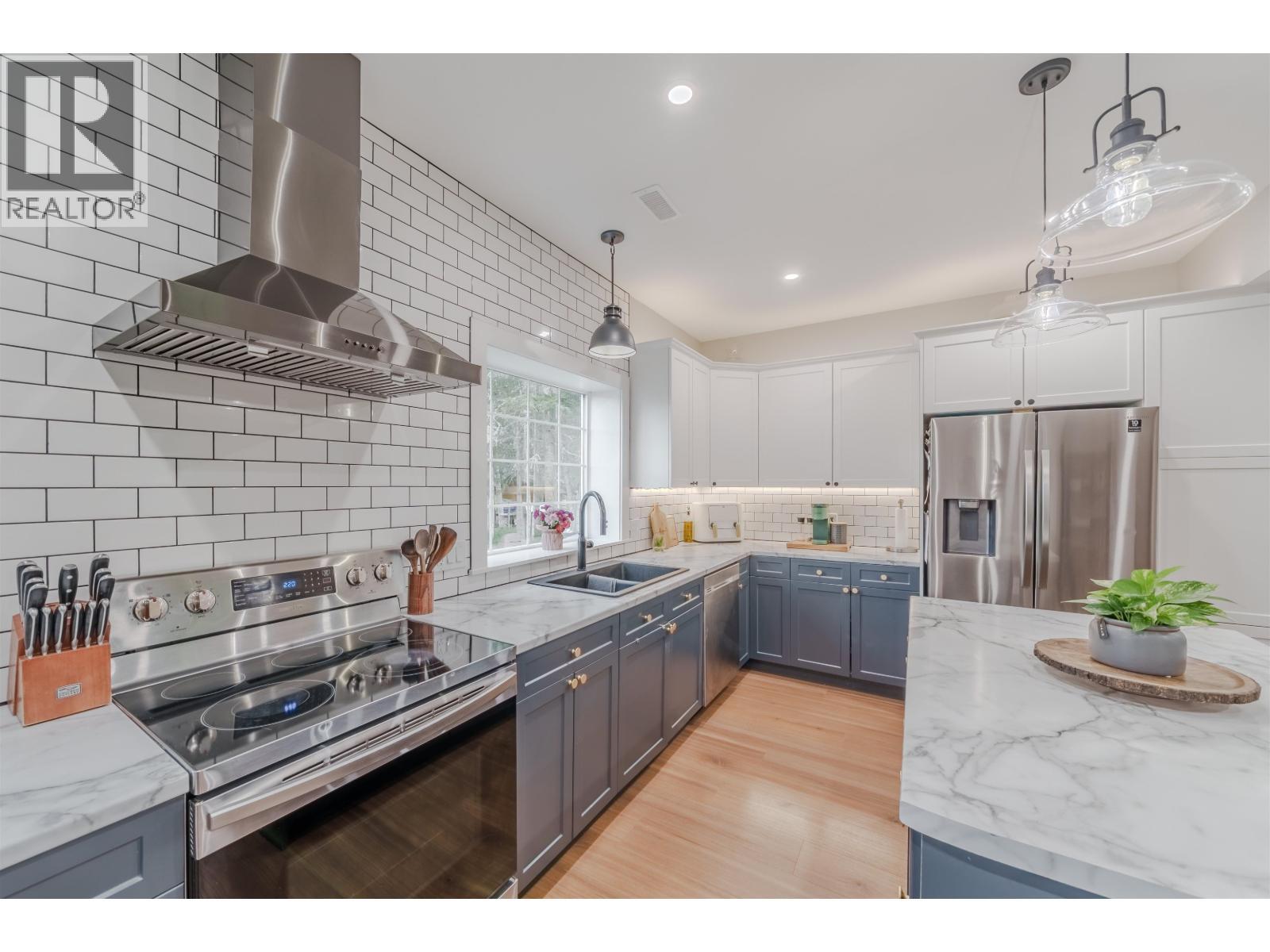 4908 Kitwanga Drive, 108 Mile Ranch, BC - Indoor Photo Showing Kitchen With Double Sink With Upgraded Kitchen
