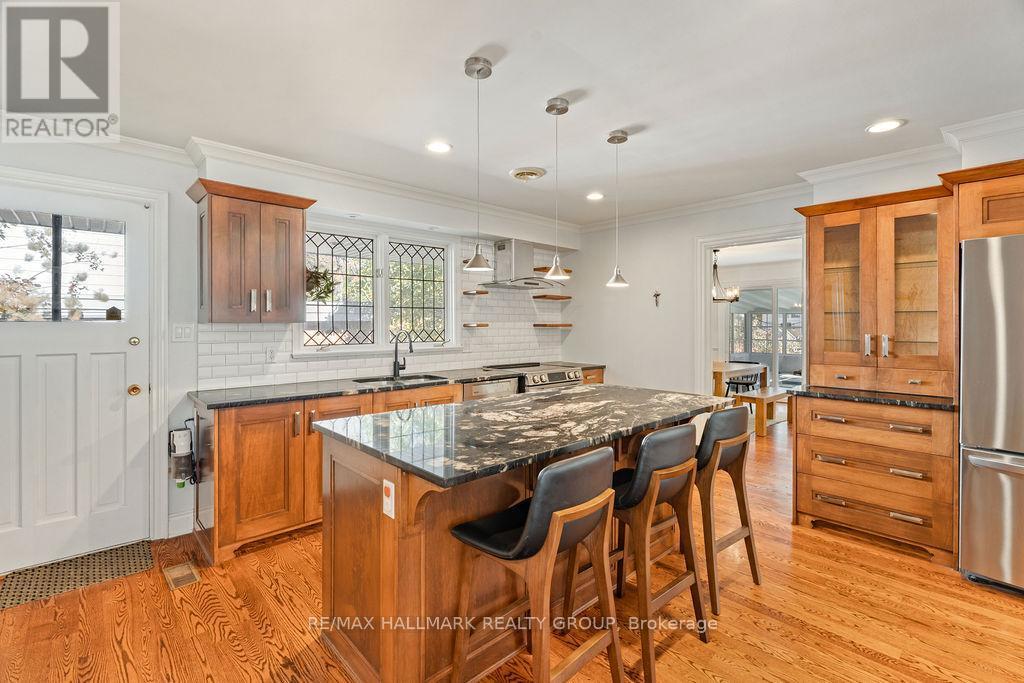 275 Crocus Avenue, Ottawa, ON - Indoor Photo Showing Kitchen With Upgraded Kitchen