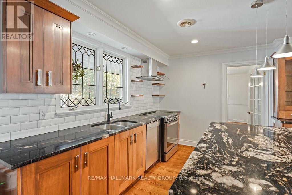 275 Crocus Avenue, Ottawa, ON - Indoor Photo Showing Kitchen With Double Sink