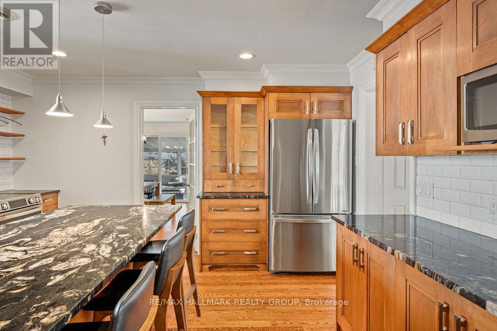 275 Crocus Avenue, Ottawa, ON - Indoor Photo Showing Kitchen With Upgraded Kitchen