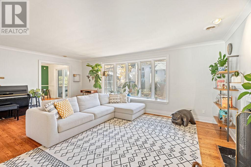 Living Room - 275 Crocus Avenue, Ottawa, ON - Indoor Photo Showing Living Room