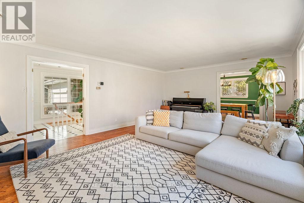 275 Crocus Avenue, Ottawa, ON - Indoor Photo Showing Living Room