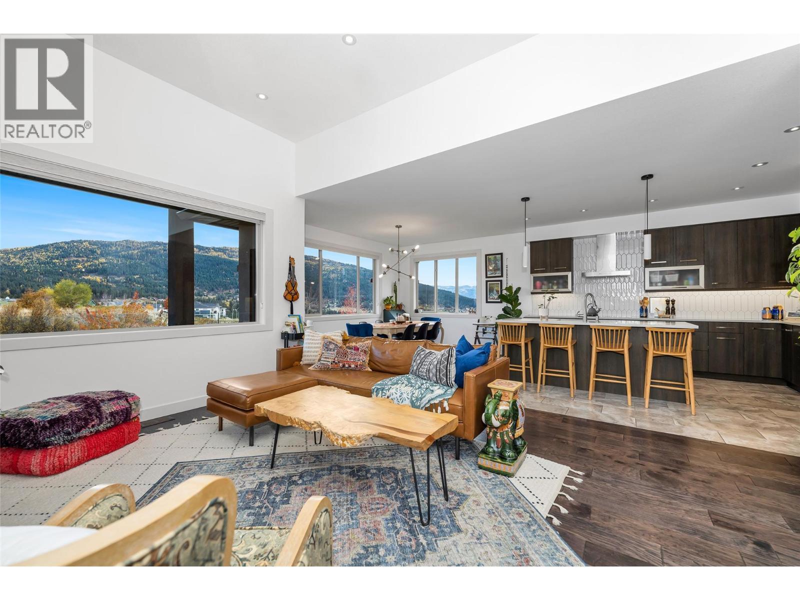 221 Kicking Horse Place, Vernon, BC - Indoor Photo Showing Living Room