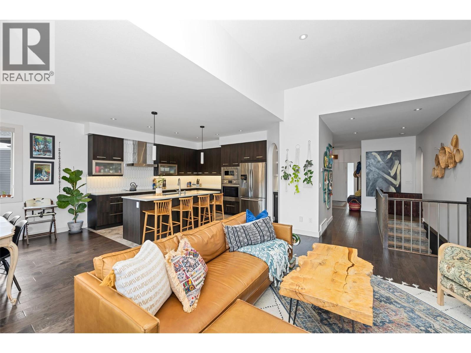 221 Kicking Horse Place, Vernon, BC - Indoor Photo Showing Living Room