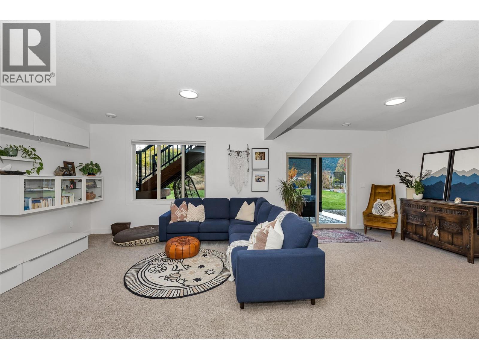 221 Kicking Horse Place, Vernon, BC - Indoor Photo Showing Living Room