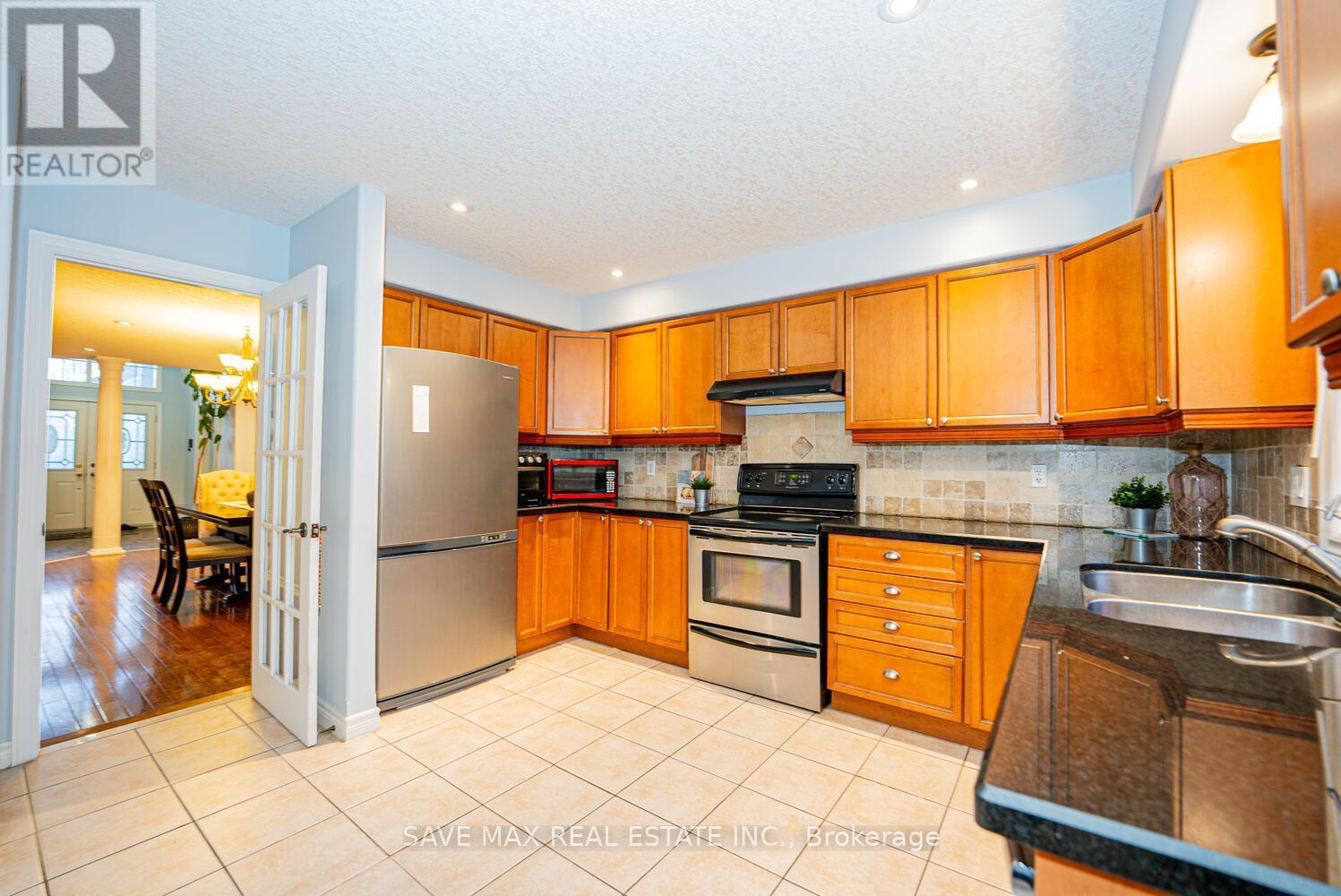 77 Sovereign'S Gate, Barrie, ON - Indoor Photo Showing Kitchen With Double Sink