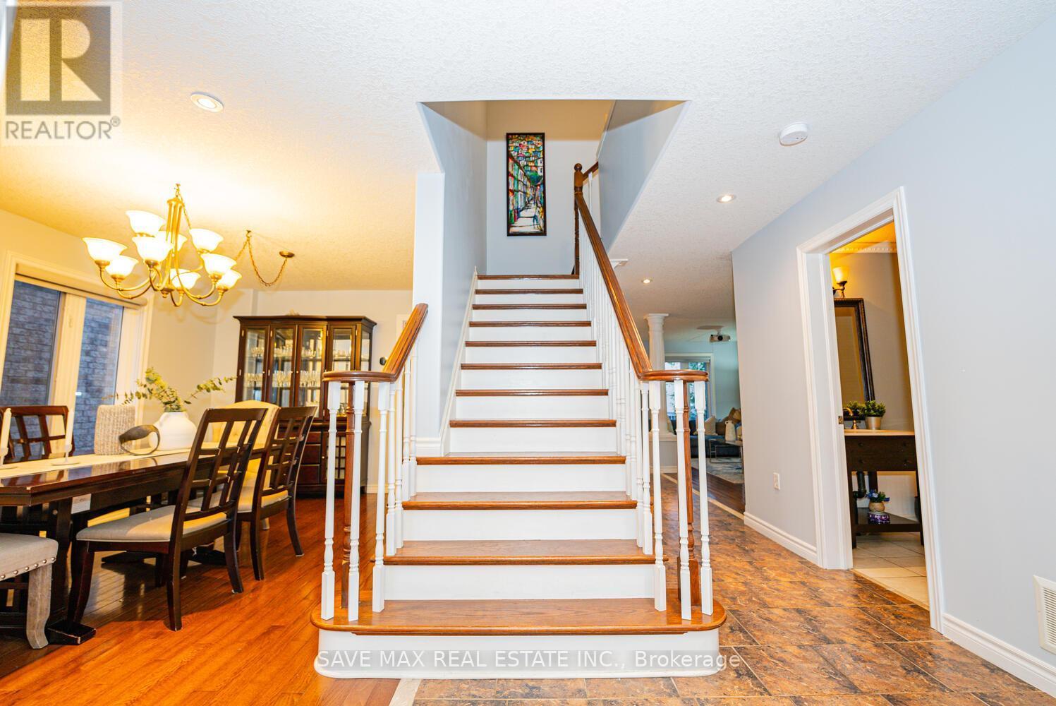 77 Sovereign'S Gate, Barrie, ON - Indoor Photo Showing Dining Room