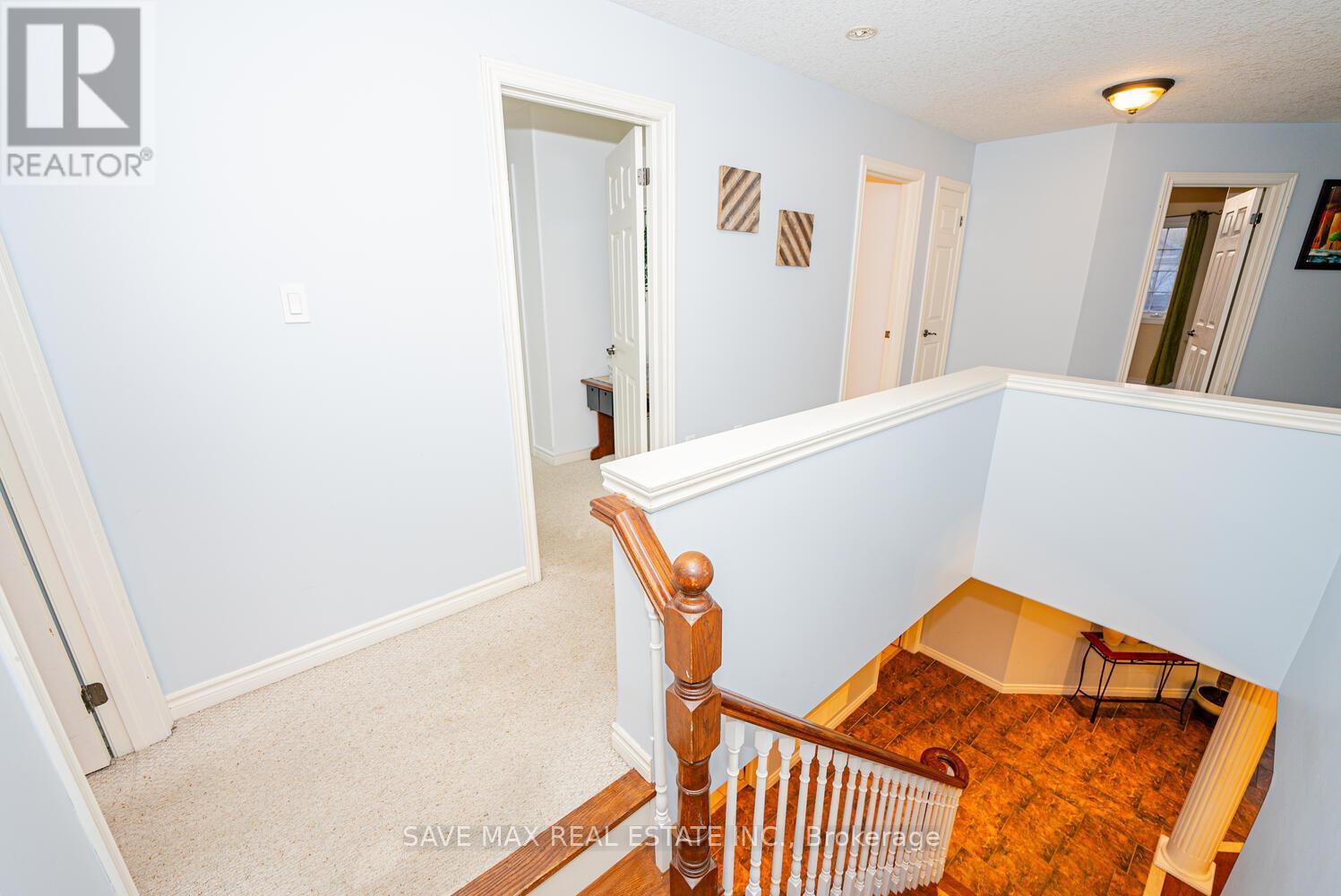 77 Sovereign'S Gate, Barrie, ON - Indoor Photo Showing Other Room