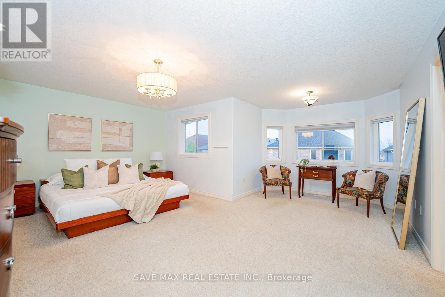 77 Sovereign'S Gate, Barrie, ON - Indoor Photo Showing Bedroom