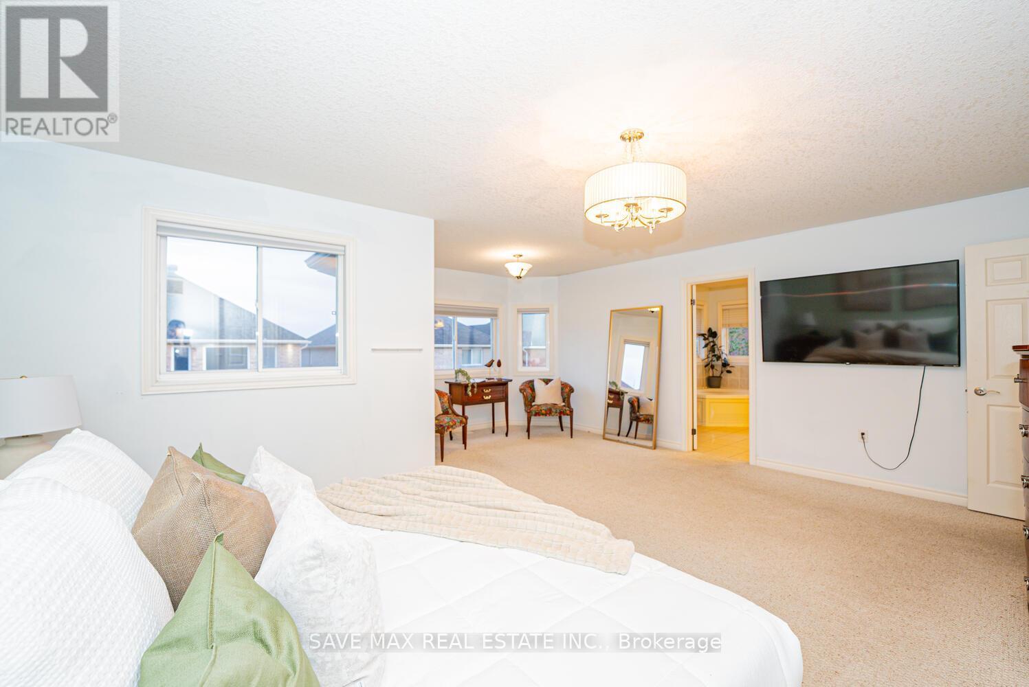 77 Sovereign'S Gate, Barrie, ON - Indoor Photo Showing Bedroom
