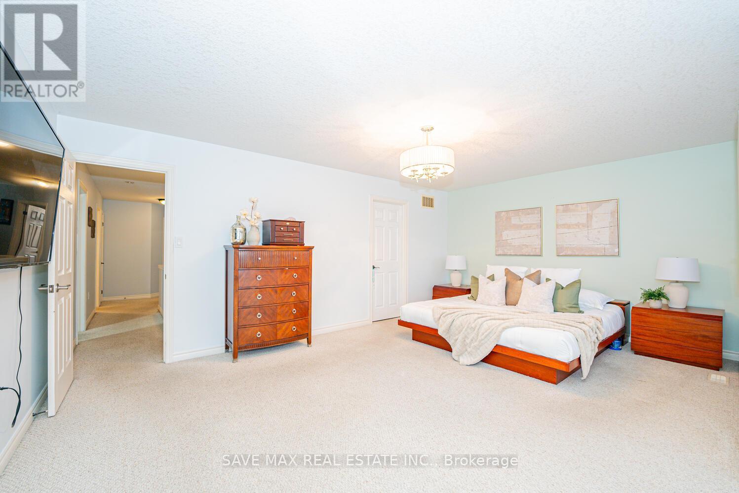 77 Sovereign'S Gate, Barrie, ON - Indoor Photo Showing Bedroom