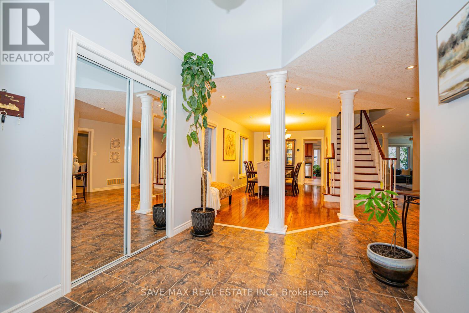 77 Sovereign'S Gate, Barrie, ON - Indoor Photo Showing Other Room