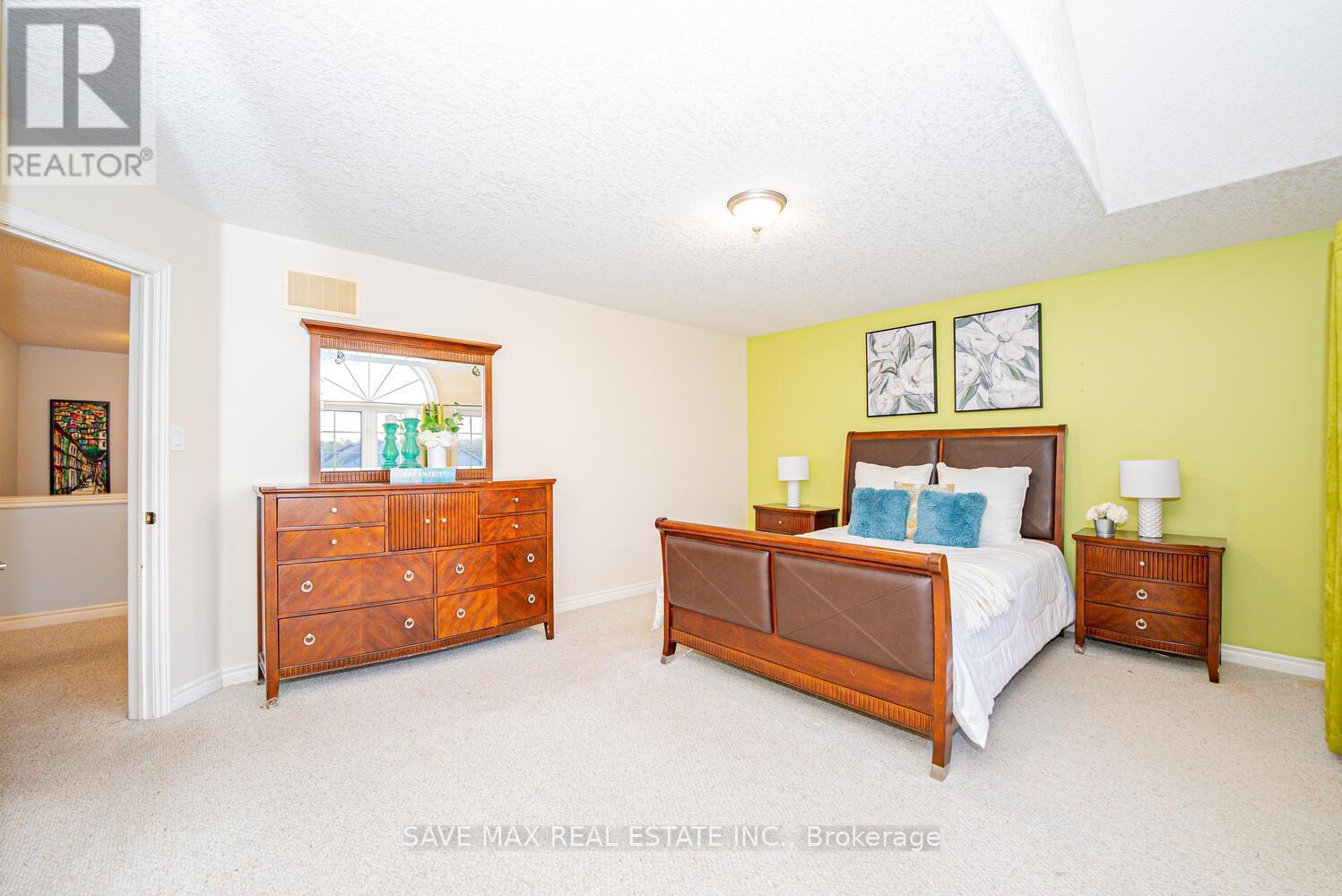 77 Sovereign'S Gate, Barrie, ON - Indoor Photo Showing Bedroom