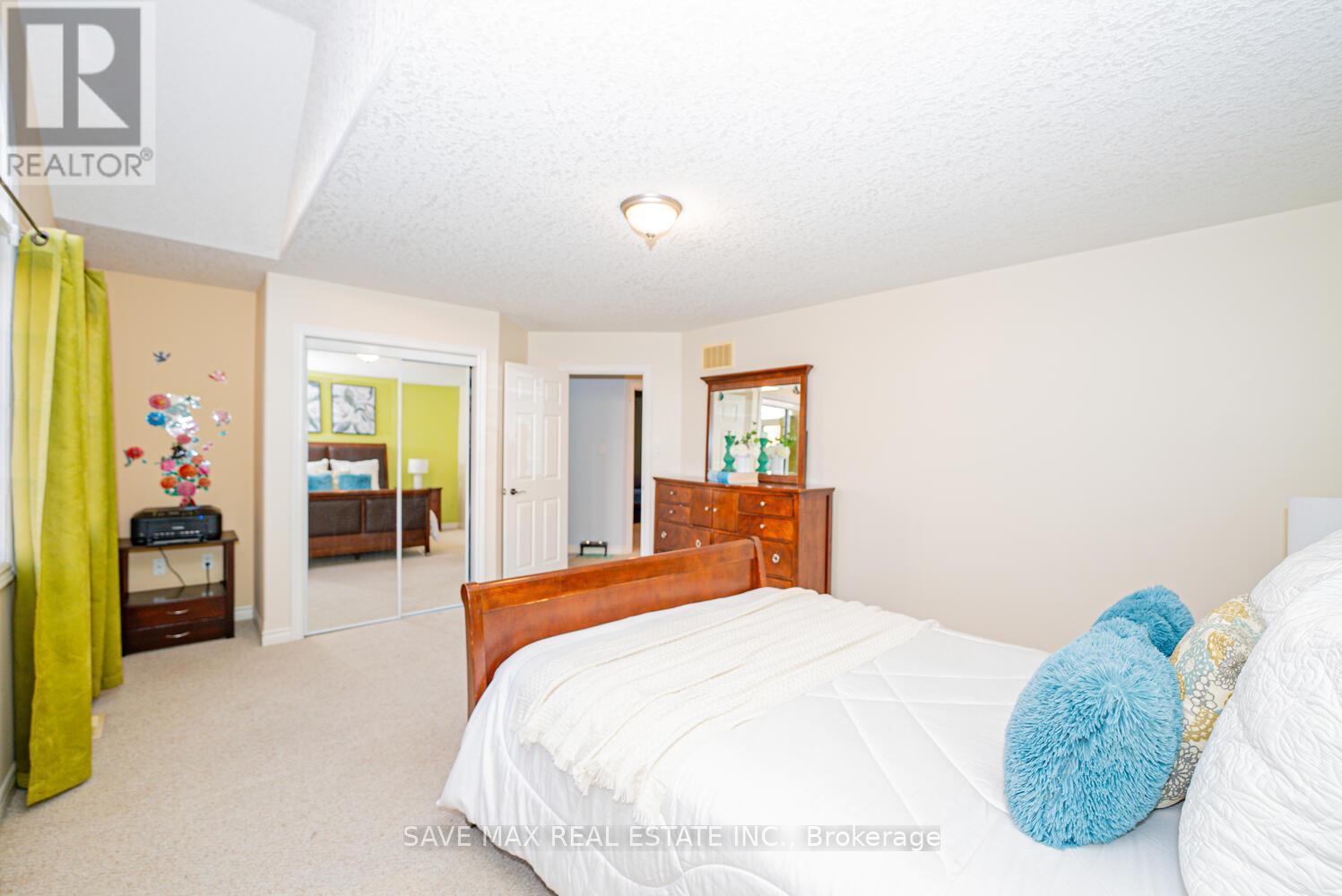77 Sovereign'S Gate, Barrie, ON - Indoor Photo Showing Bedroom