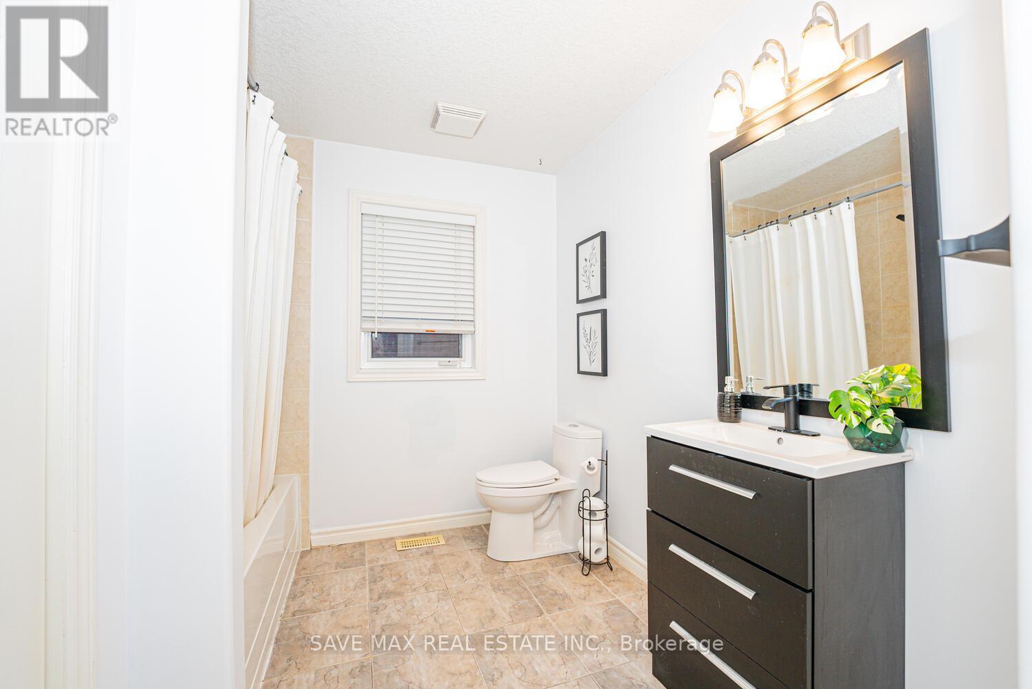 77 Sovereign'S Gate, Barrie, ON - Indoor Photo Showing Bathroom