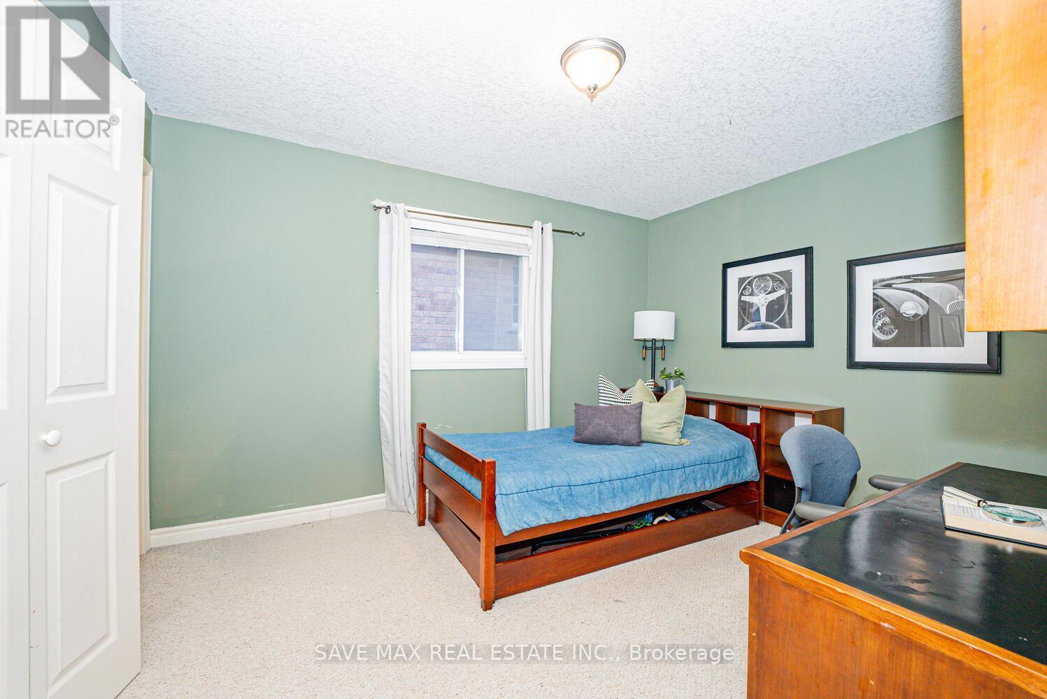 77 Sovereign'S Gate, Barrie, ON - Indoor Photo Showing Bedroom