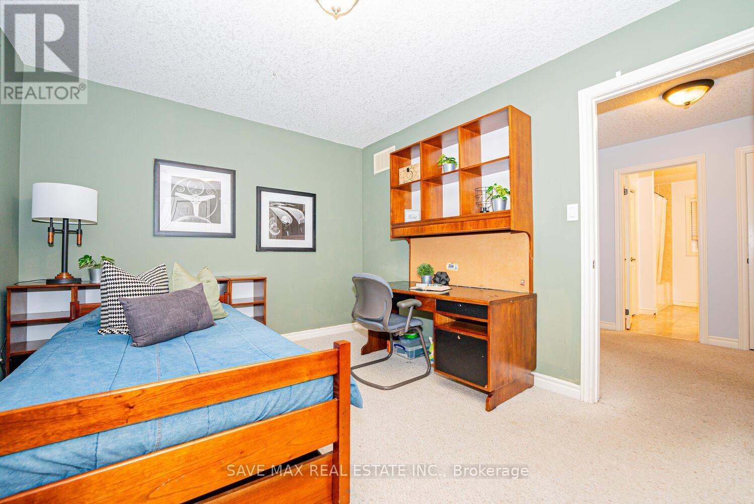 77 Sovereign'S Gate, Barrie, ON - Indoor Photo Showing Bedroom