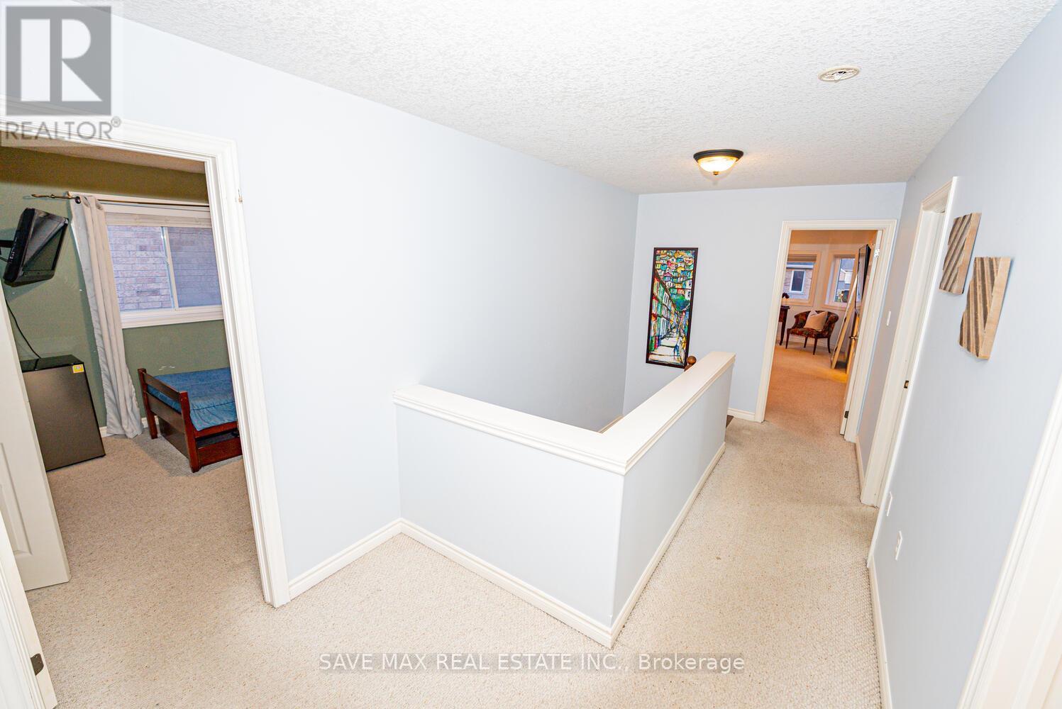 77 Sovereign'S Gate, Barrie, ON - Indoor Photo Showing Other Room