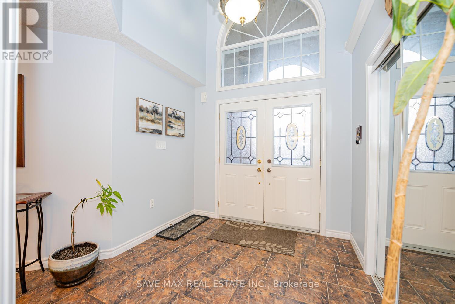 77 Sovereign'S Gate, Barrie, ON - Indoor Photo Showing Other Room