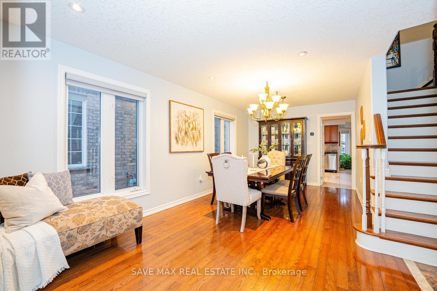 77 Sovereign'S Gate, Barrie, ON - Indoor Photo Showing Dining Room